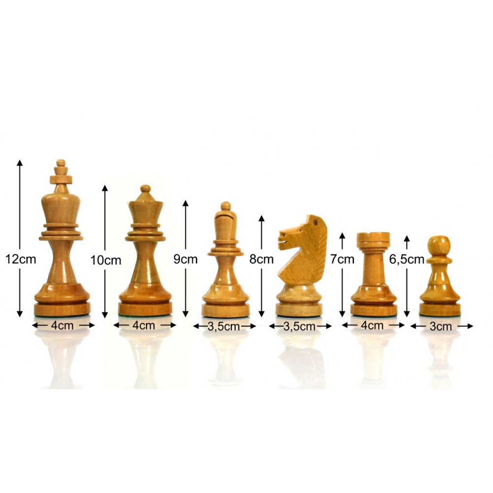 Peças de xadrez do rei e da rainha em pé em igual quantidade de dinheiro